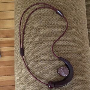 ZSISKA burgundy plastic statement Necklace on elastic string